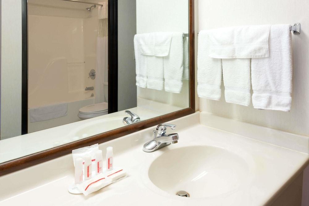 College Hotel 2*